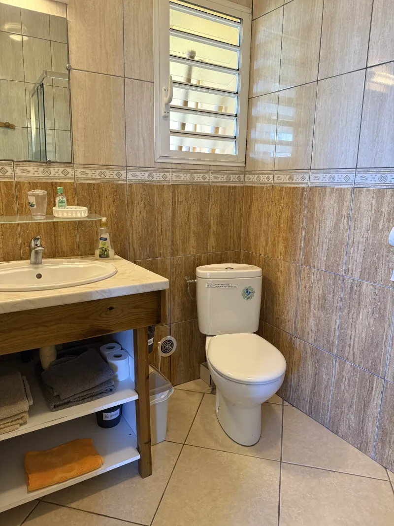 Salle de bain commune en face de la première chambre Villa Bigaradier 