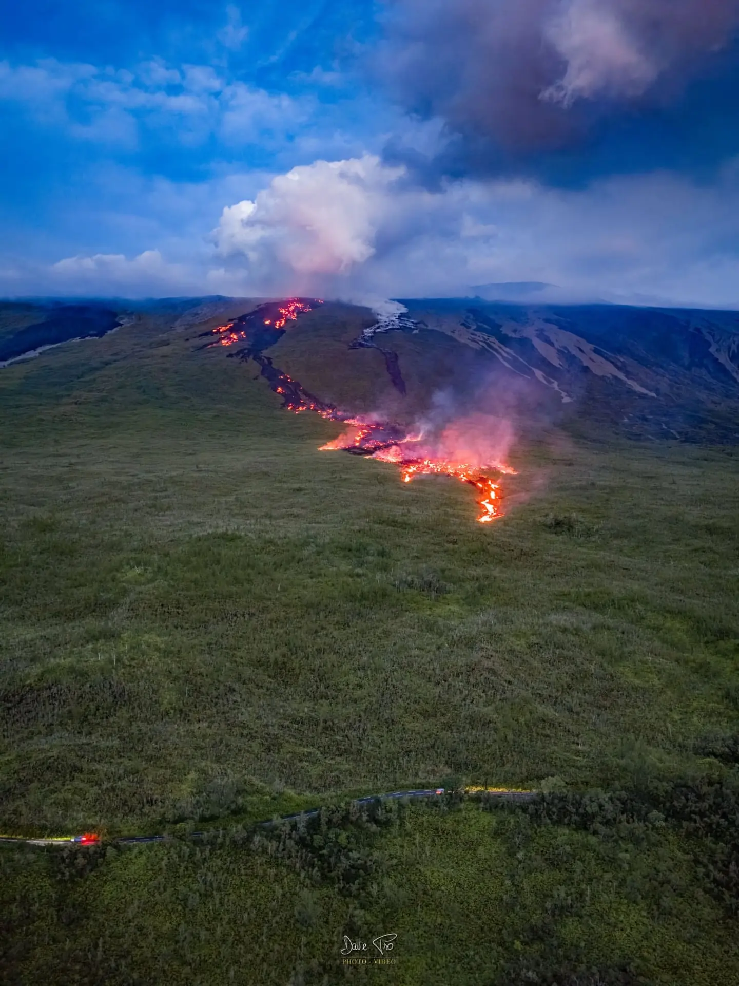 Coulée de lave du Piton de la Fournaise se déversant vers l'océan, côte Est de La Réunion